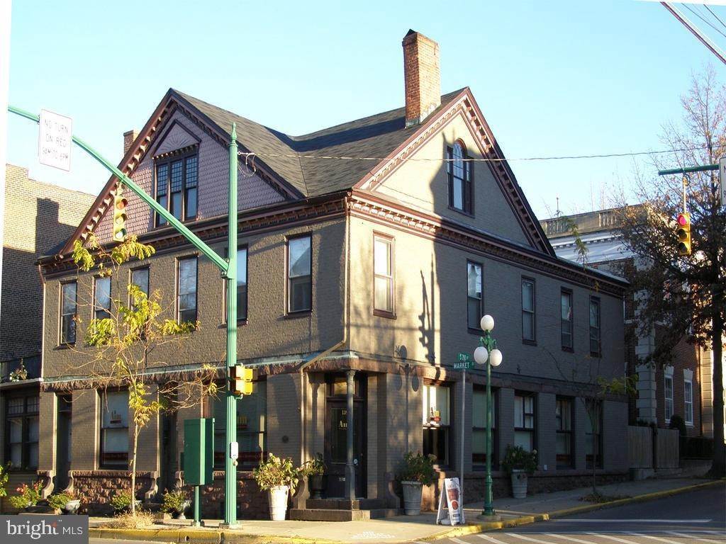 多户 为 销售 在 139 MARKET Street Lewisburg, 宾夕法尼亚州 17837 美国