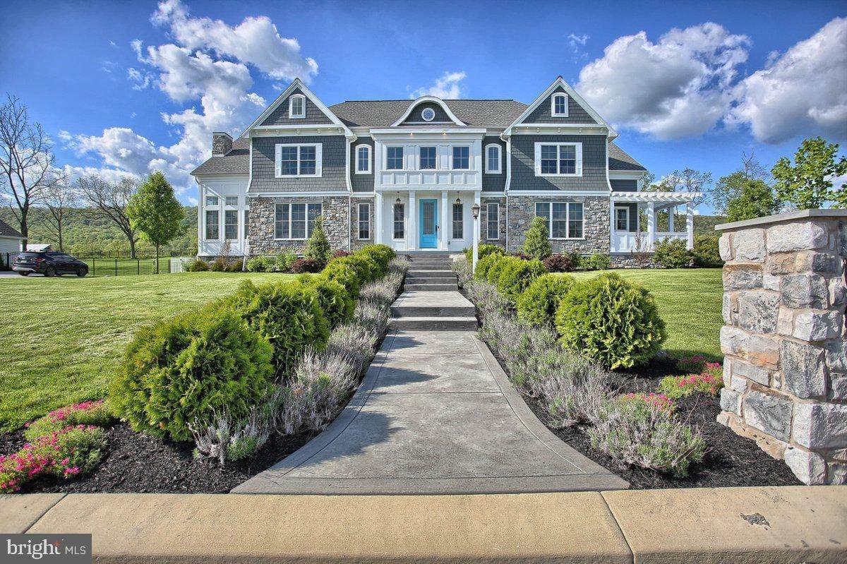 住宅 为 销售 在 16 BLUE MARLIN WAY Mechanicsburg, 宾夕法尼亚州 17050 美国
