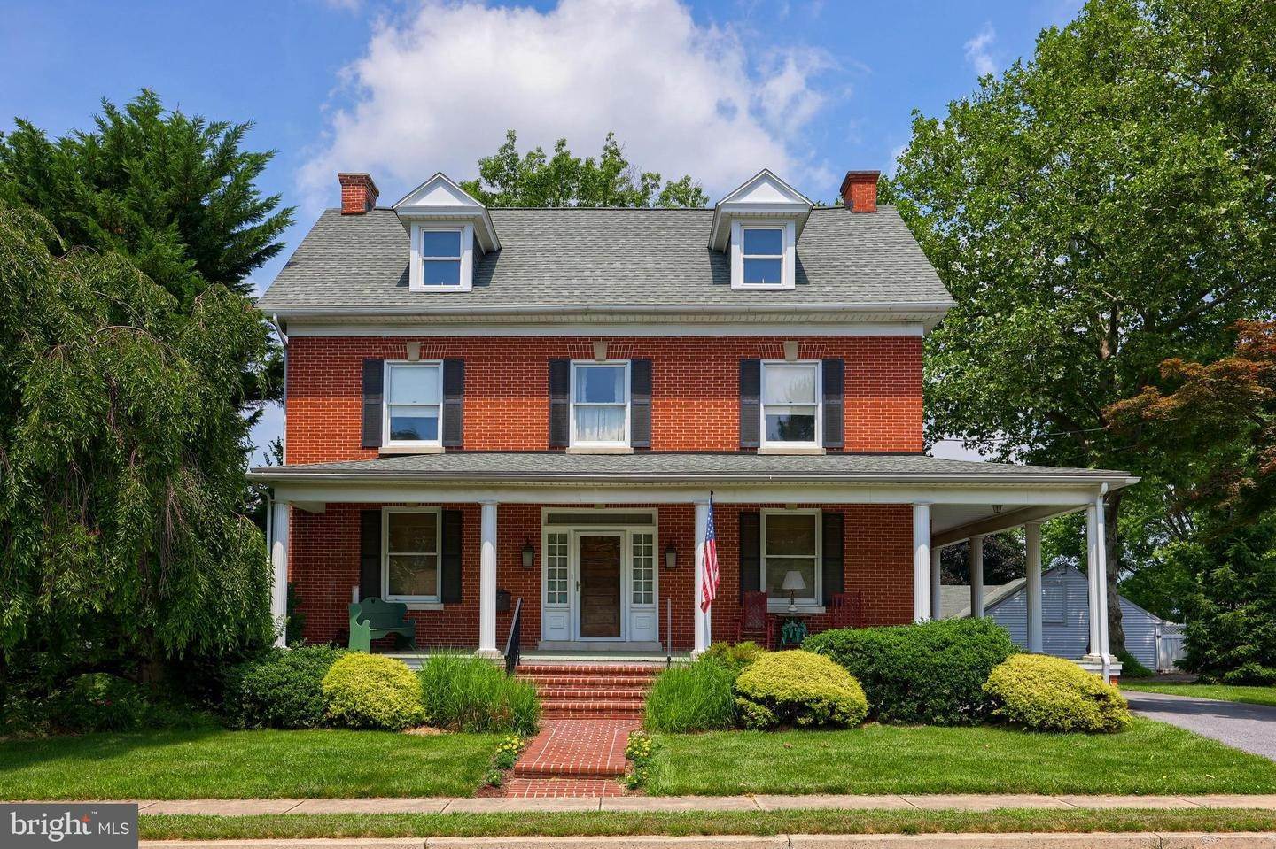 住宅 为 销售 在 1725 STATE Street 东彼得堡, 宾夕法尼亚州 17520 美国