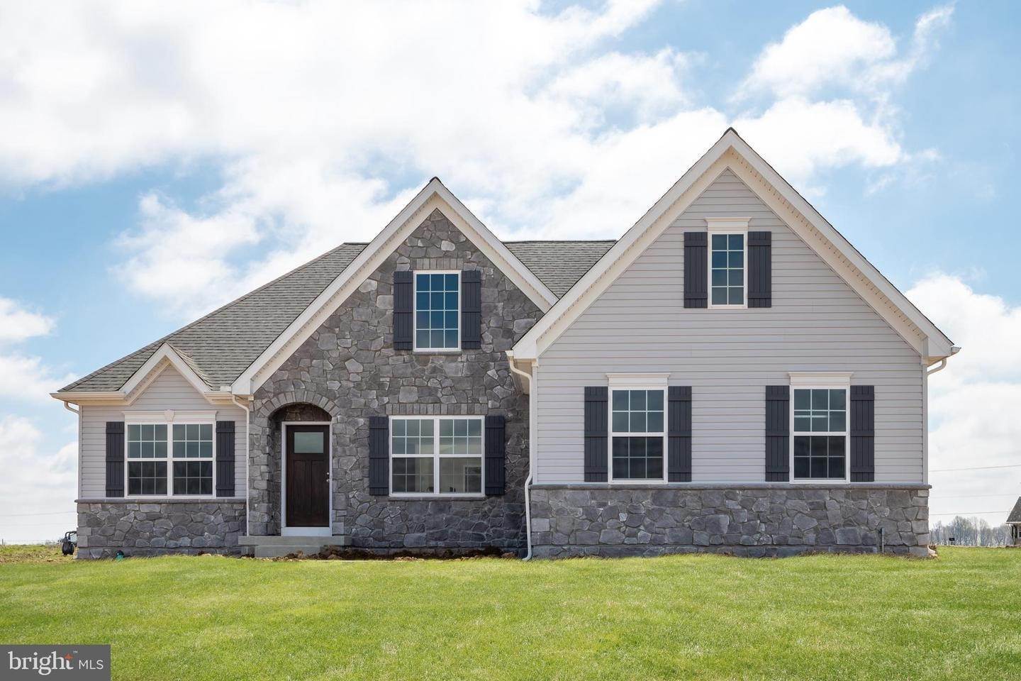 住宅 为 销售 在 222 FREYS RD #ARCADIA 伊丽莎白镇, 宾夕法尼亚州 17022 美国