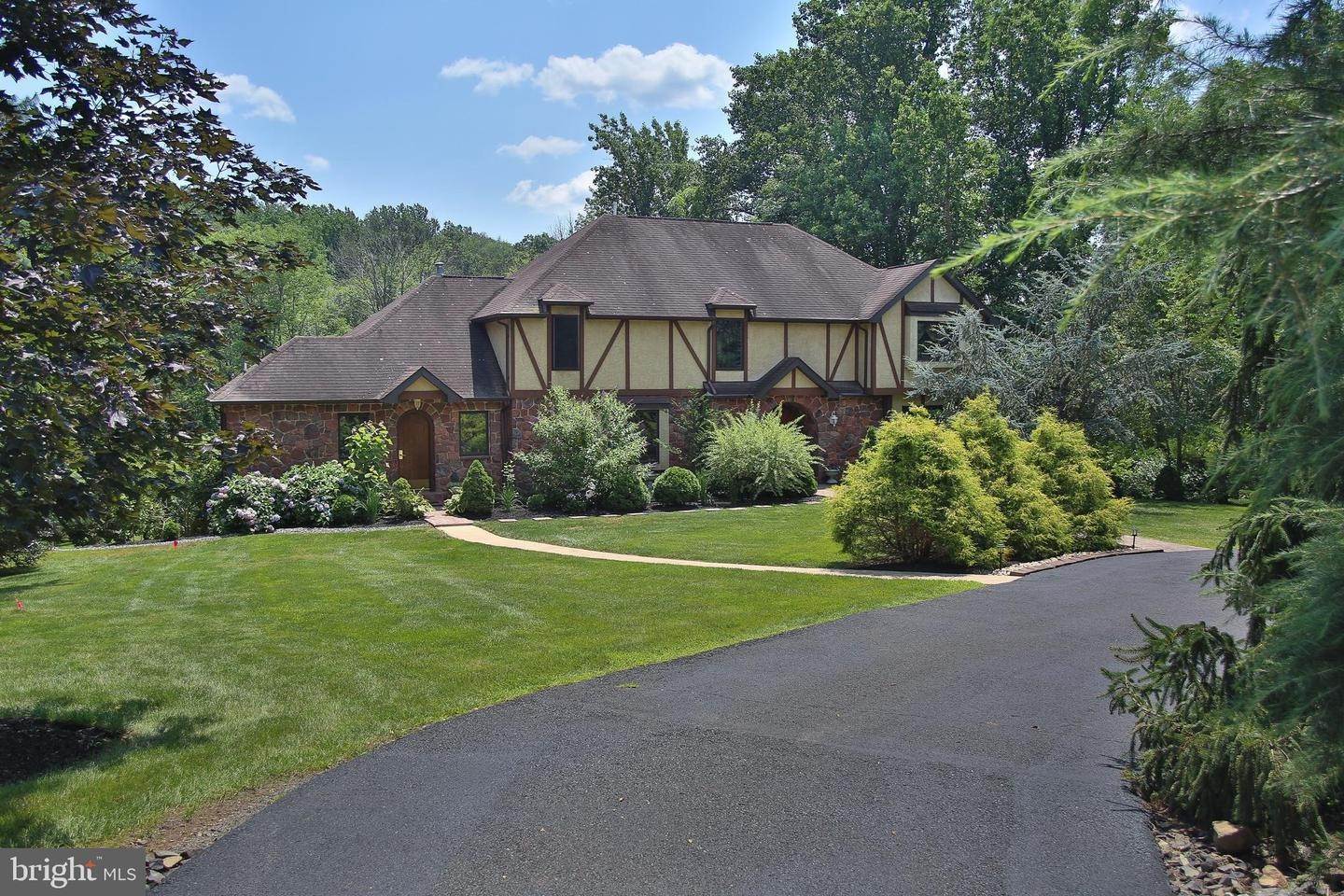住宅 为 销售 在 45 SPRING MOUNT Road Schwenksville, 宾夕法尼亚州 19473 美国