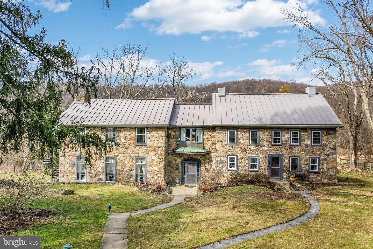 住宅 为 销售 在 1525 HOLLOW Road 切斯特斯普林斯, 宾夕法尼亚州 19425 美国