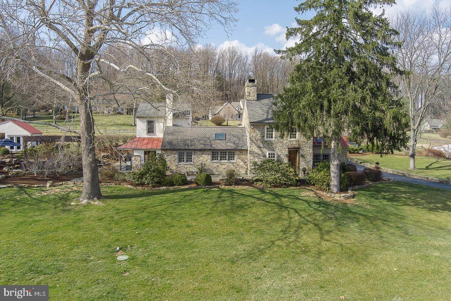 住宅 为 销售 在 2 FOX RUN Road 切斯特斯普林斯, 宾夕法尼亚州 19425 美国