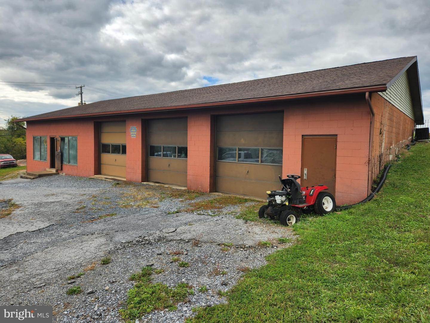Commercial for Sale at 140 HERSHEY Road Hummelstown, Pennsylvania 17036 United States