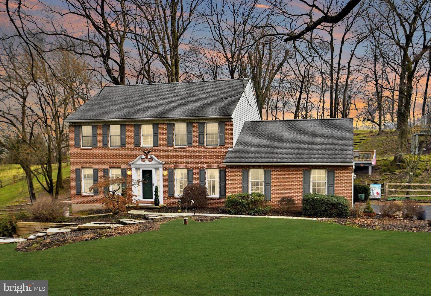 住宅 为 销售 在 8 COUNTRY Lane Douglassville, 宾夕法尼亚州 19518 美国