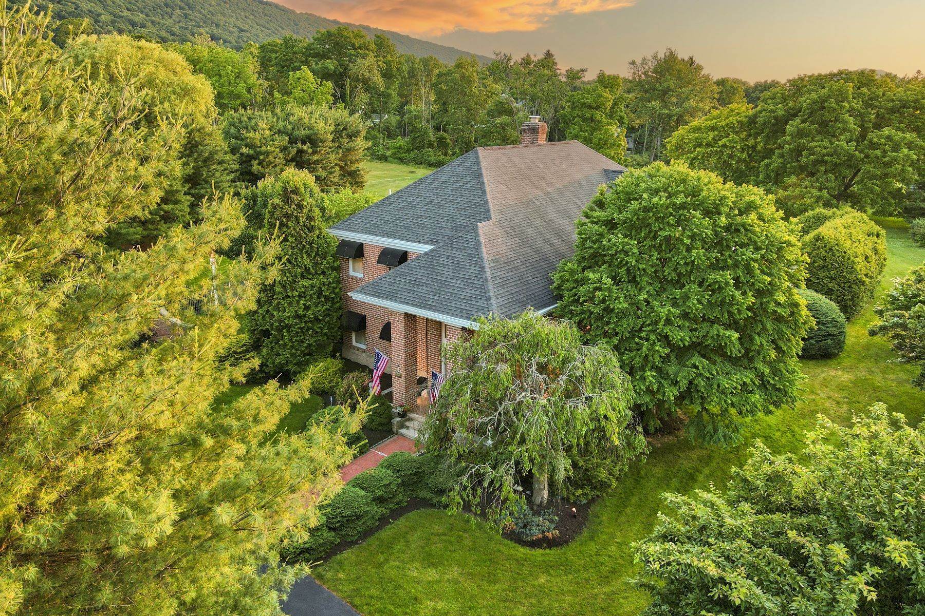 2. Single Family Homes for Sale at 2 Seneca Trail Conyngham, Pennsylvania 18219 United States